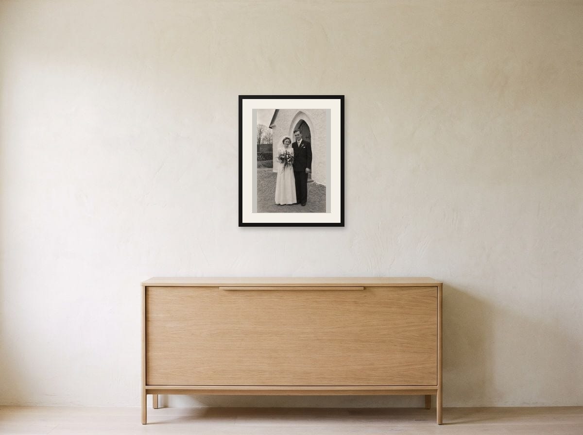 Indrammet 30×40 cm på en væg: Bryllup foran landsbykirken, ca. 1954. Eksempelbillede